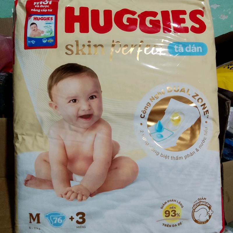 (Tặng 3 miếng) Tã dán huggies M 76 +3 miếng trà tràm tự nhiên ngừa hâm (6-10kg)