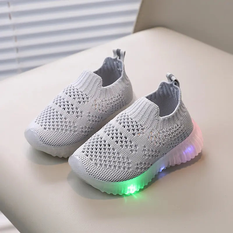 Anak-anak berusia 1-8 tahun slip pada lampu flash sneaker bernapas sepatu sepatu flyknit LED soft bottom non-slip 2