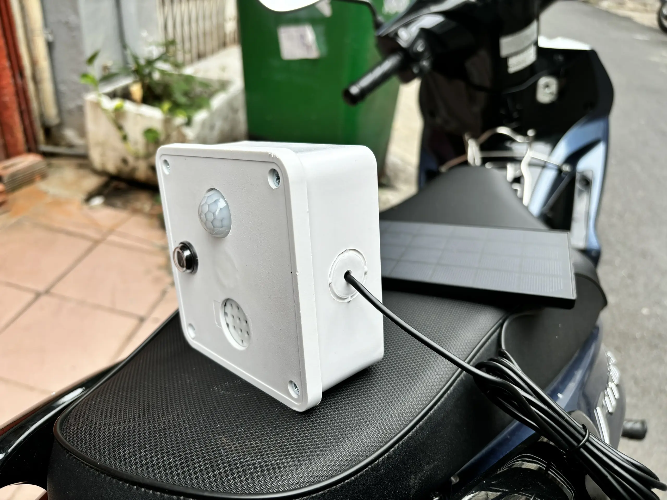 Bộ cảm biến thông báo có khách sử dụng cảm biến chuyển động và tấm pin mặt trời rời - âm thanh tùy chỉnh