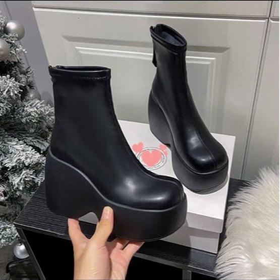  Giày Boot Nữ Cổ Lỡ Đế Xuồng Cao 11 Phân Thời Trang Phá Cách Tôn Dáng Cho Bạn Trẻ  8620-1  