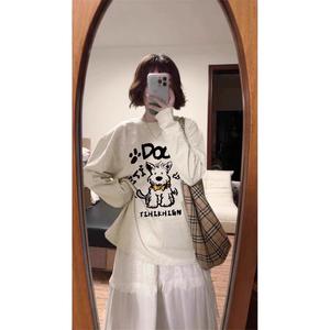 女性の灰色の綿の質の復古の長袖のTシャツ、春の風格の新しいモデル、小さいサイズ、修身版の型、ゆったりとした底の襟のシャツ