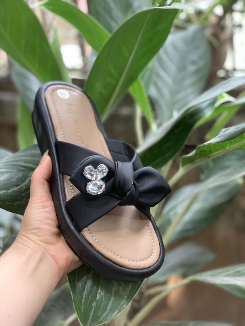 Product Introduction of Dép sandanl nữ hottrend  gắn nơ thỏ trẻ trung  da mềm (chân gày mỏng lùi size) 4