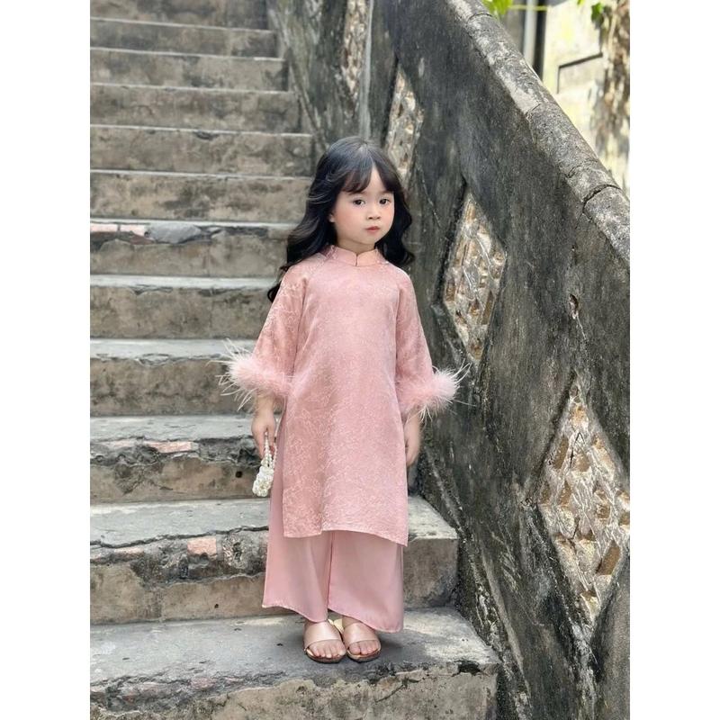   Tặng bờm ngọc trai Áo dài gấm họa tiết phối tay lông vũ cho bé gái 8-30kg 