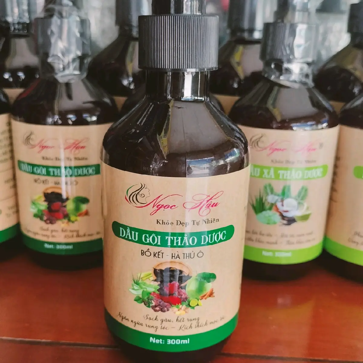 Dầu gội thảo dược Bồ kết & Hà thủ ô Ngọc Hậu (300ml)