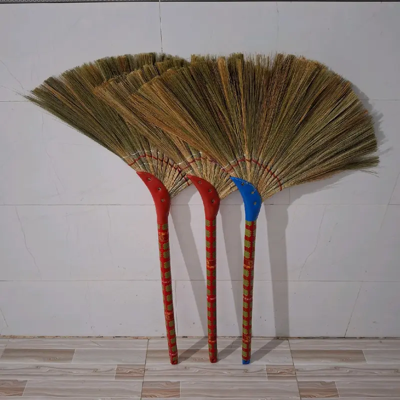 Combo 3 cây chổi_105k.Sản phẩm hữu ích,làm sạch nhà cửa,màu ngẫu nhiên. 1