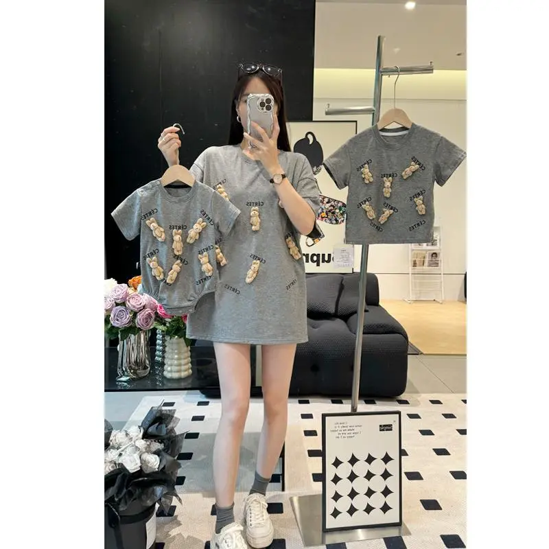 Bộ Đồ Bố Mẹ-Bé, Màu Xám Gấu Ba Chiều, Thích Hợp Cho Gia Đình Có Ba Hoặc Bốn Người, Trang Phục Mùa Hè, Thiết Kế Người Nổi Tiếng Trên Mạng Hoạt Hình, Phong Cách Thường Ngày Dáng Rộng Vừa Vặn, Áo Phông Trẻ Em, Thích Hợp Cho Bé Nữ Women