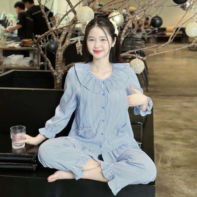 Đồ bộ bầu D1 DÀI SỌC CỔ LÁ BÈO tay lững chun chất cotton sọc nhẹ mát có thiết kế bé ti và lưng chun điều chỉnh.