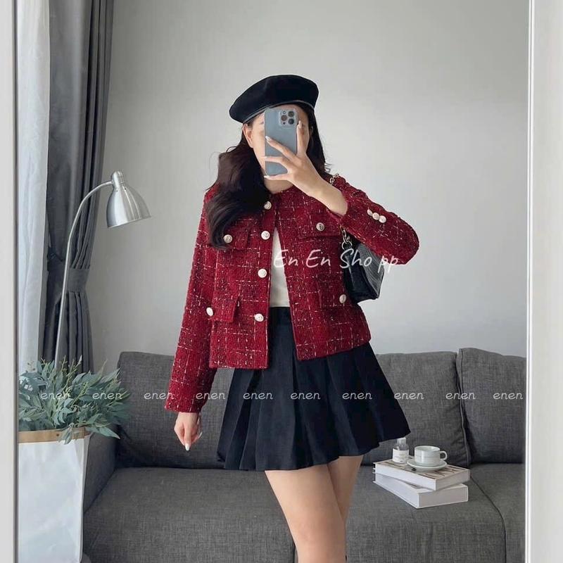 Áo Khoác Dạ Tweed Đỏ Nữ Dài Tay 4 Nắp Túi Đính Cúc Vàng độn vai cổ tròn thời trang 1
