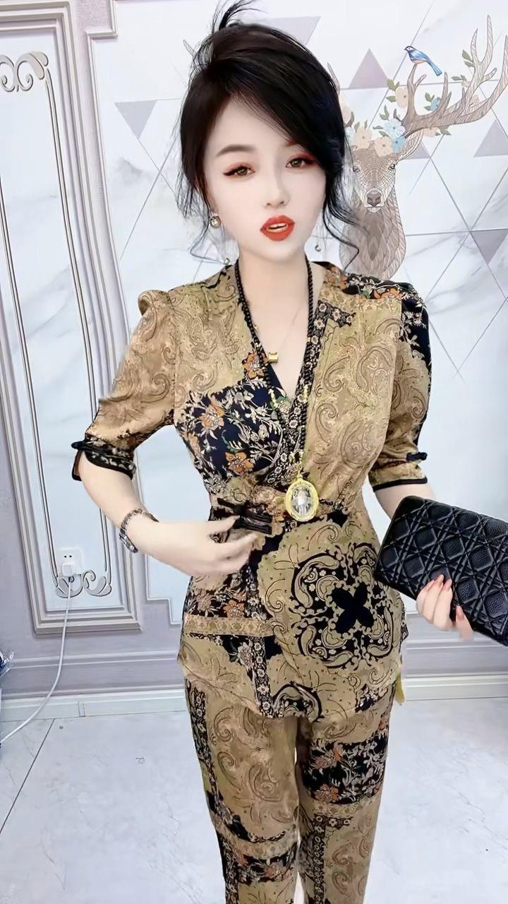 Product Introduction of Bộ Đồ Thời Trang, Hàng Mới Về Mùa Hè, Phong Cách Cổ Điển Nút Cổ Chữ V, Áo In Họa Tiết Thanh Lịch, Quần Ống Rộng, Bó Sát, Bộ Hai Mảnh 11