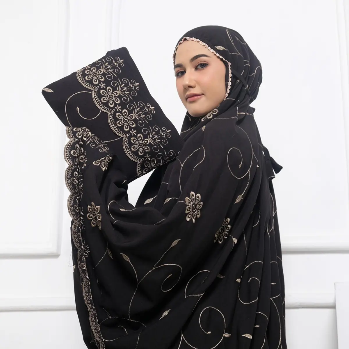 Mukena Premium Putih Muslim Dewasa Wanita Terusan Motif Renda Bordir Gracelly Mewah Katun Mukenah Cantik sattka mukena Hitam