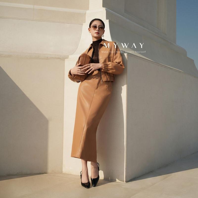  Áo Khoác Bomber Simili Leather Cổ Đức Dáng Ngắn Eo Bo Gấu Chân Váy Nữ Dáng Ôm Cạp Cao Vải Bóng MYWAY Sang Trọng 1MBB1458W - 1MCO2459W 