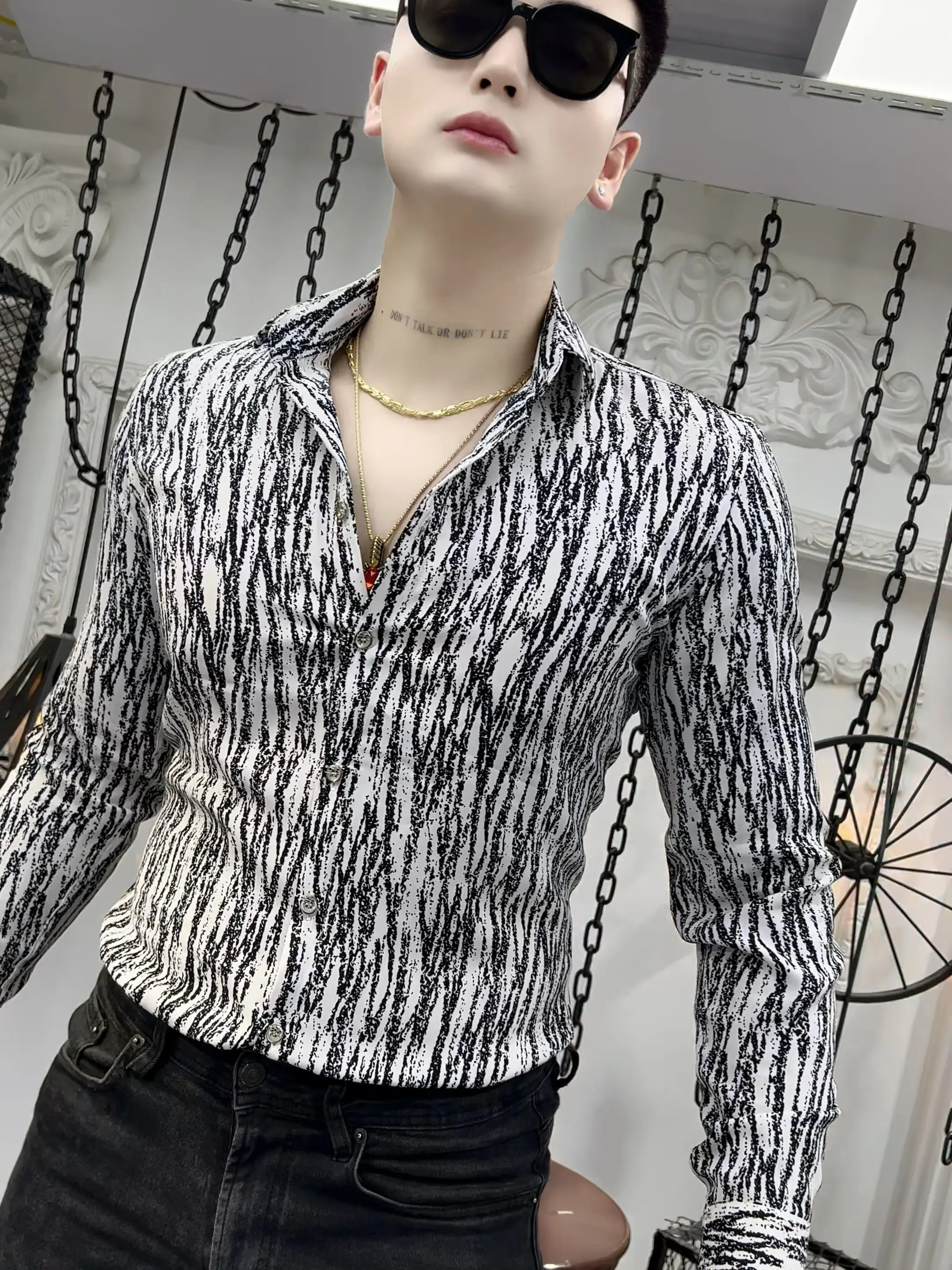 Áo sơ mi nam vải lụa họa tiết kẻ sọc 580998 Menswear Nhung