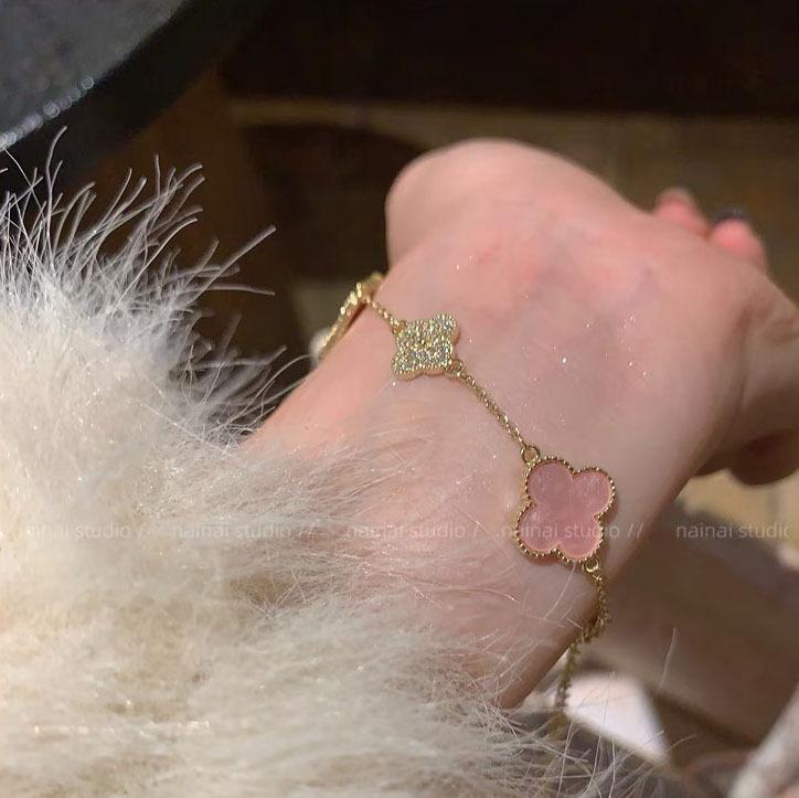 Product Introduction of Super Sparkling Clover Bracelet for Women's Ins, Light Luxury, niche, Personalized, Versatile Handpiece 8