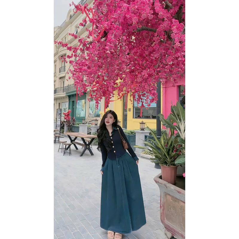 Set jean DONGXU S126 492 gồm áo len phối cổ và tay áo jean liền mix chân váy jean xòe dáng dài cho nữ