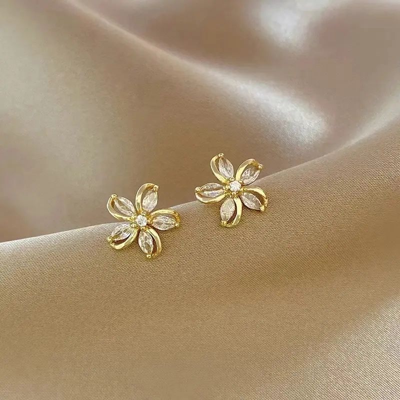 Hollow Out Five Petal Flower Earrings for Girls, Compact, Fashionable, Commuting, Simple and Elegant Flower Earrings