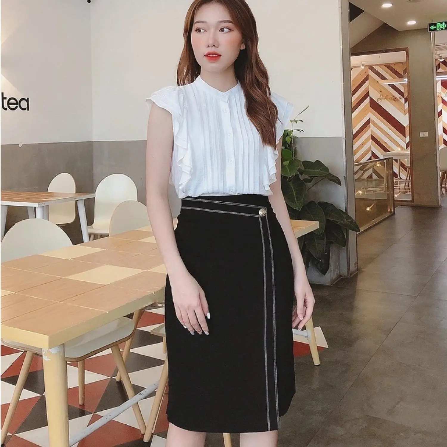Chân váy công sở xẻ sau  Chân váy bút chì đắp tà TRẦN CHỈ phối 1 cúc sang trọng dài 68cm Susuclothing