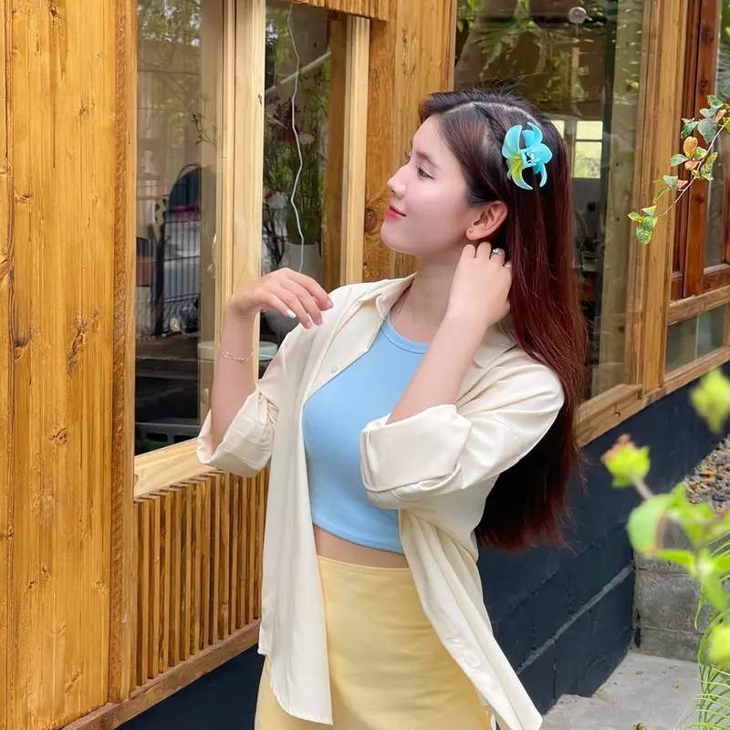 Sơ mi kem , áo croptop , chân váy vàng 7