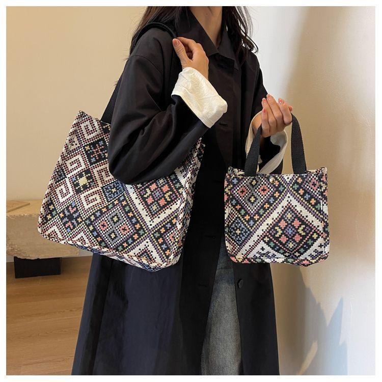 Product Introduction of Túi Tote Dệt Tay, Chất Liệu Vải Bố Sức Chứa Lớn, Phong Cách Lười Biếng, Thích Hợp Cho Bé Gái, Phong Cách Instagram, Lý Tưởng Cho Người Đi Làm Và Du Lịch, Túi Đeo Vai Sức Chứa Lớn hàn quốc có thể mở rộng Bag Chữ Nhật Hình Chữ Nhật Canvas Da Hoa 25