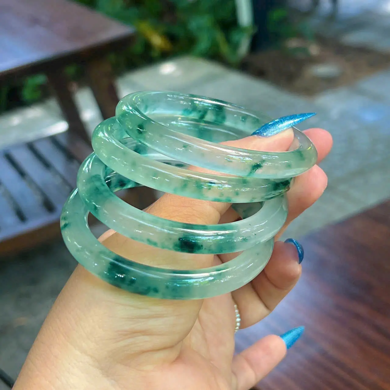 Vòng tay D.L màu xanh trắng hoa bay bản đũa