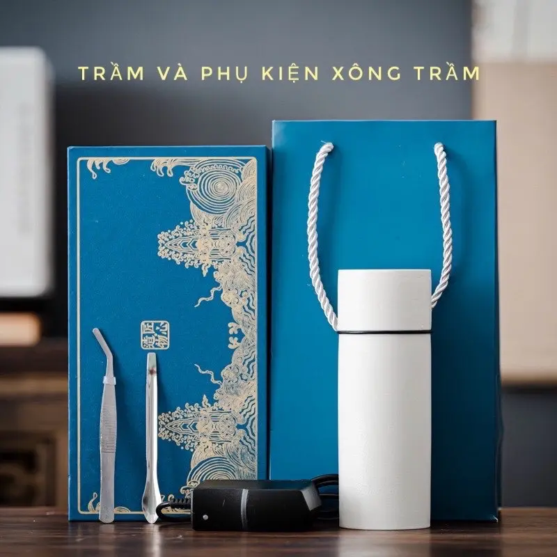 Lò xông trầm hương tích điện bằng sứ cao cấp, nhiệt độ cao tới 400°C, thời gian tích điện lâu. Xông được tinh dầu, bột trầm, trầm miếng… hay các loại gỗ thơm khác.( QUÀ TRI ÂN: 10g bột trầm kiến) Dầu Thơm Phòng Dầu Thơm