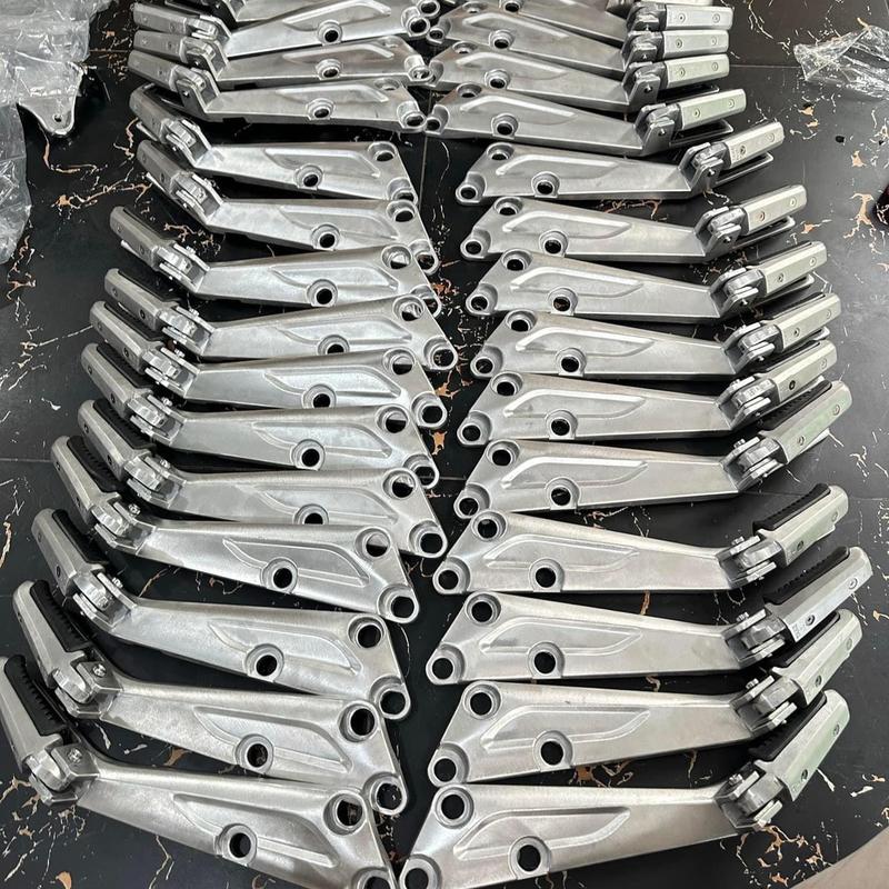 Gác chân dài 2004 thương hiệu Gia Hưng gắn sẵn cao su để chân sau tíc tóc (sử dụng cho nhiều dòng xe như wave zx, Wave alpha, wave thái 110)