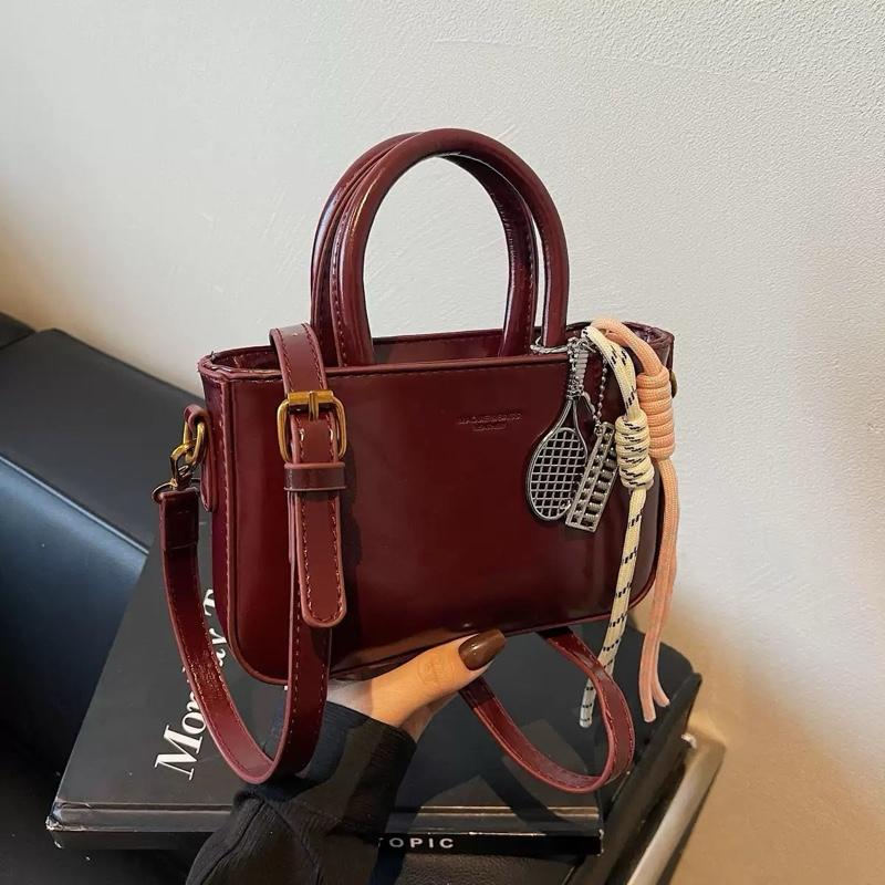 Túi dáng chữ nhật tròn xách tay ly đeo chéo màu đỏ rượu có móc khóa ốc quế xinh xắn dễ thương thanh lịch