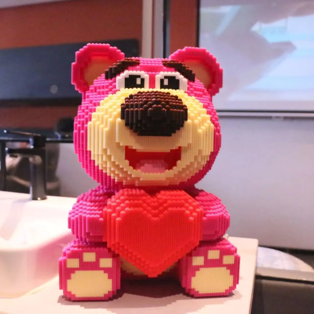 Khối Xây Dựng Kết Hợp, Tương Thích Với Lego, Giá Trị, Thiết Kế Gấu Dâu Tây, Đồ Chơi Lắp Ráp 3D, Thích Hợp Cho Trẻ Em, Bé Trai Và Bé Gái, Đồ Trang Trí Quà Tặng Sinh Nhật Xếp Hình Toy Tháo Lắp Bộ Lắp Ráp vườn  hoa