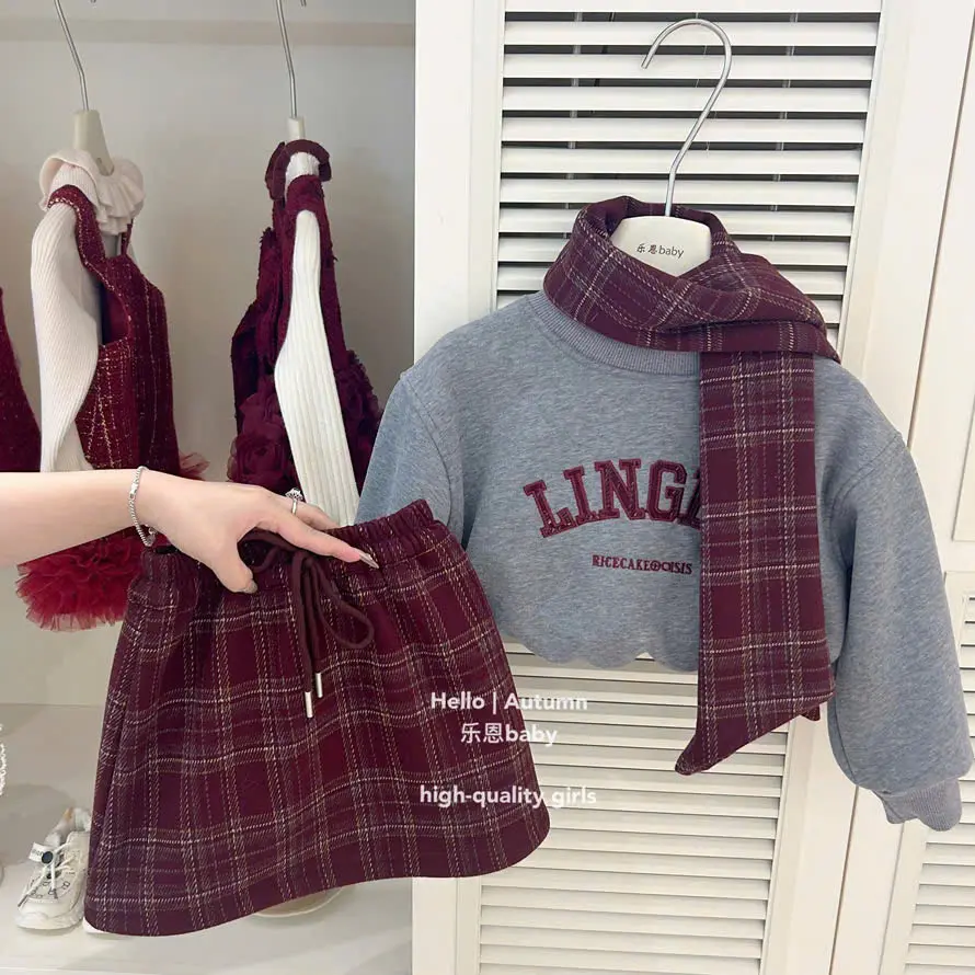 Set váy nỉ màu ghi, chân váy kẻ caro đỏ đô và khăn cổ