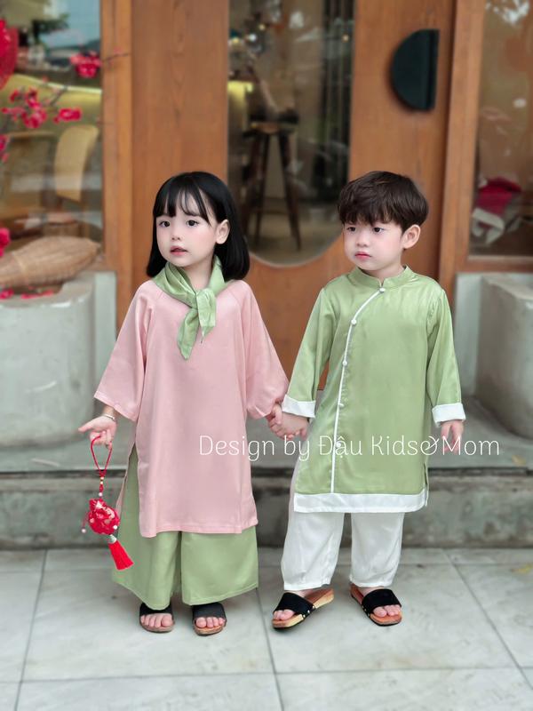 Áo dài Tết bé trai, bé gái thêu hoa thủ công màu hồng quần xanh kèm khăn và bờm Đậu Kids&Mom AD003 1
