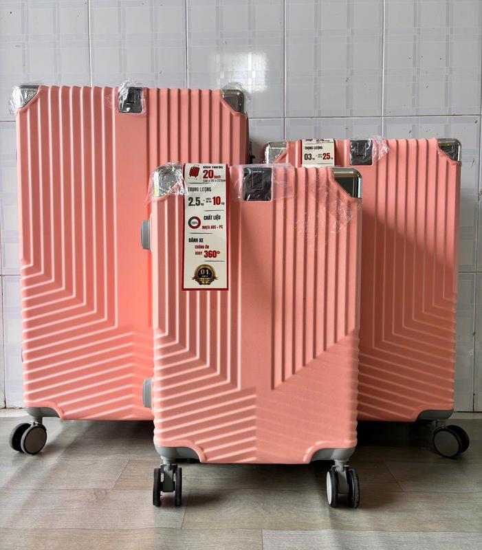 Mẫu mới Vali kéo nhựa dẻo ốp góc si inox đẹp có móc treo đồ khay để ly nước 3 size TẶNG TÚI ĐỰNG GIÀY