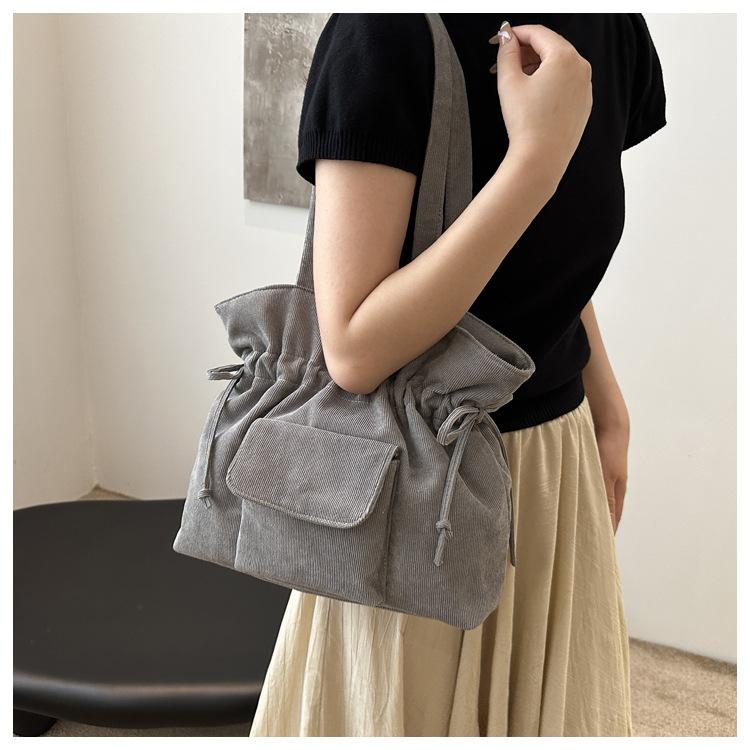 Product Introduction of New Korean Style Simple Shoulder Bag for Women with Drawstring Design, Fashionable Niche Commuter Underarm Bag, Elegant Versatile Handbag 28