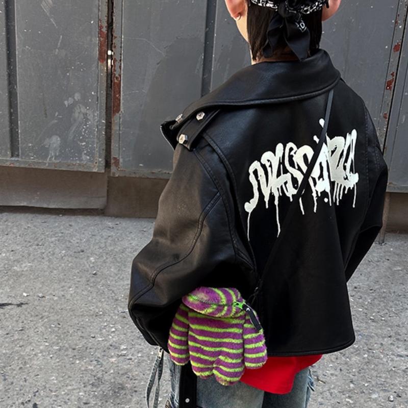 (C24162)Áo khoác da đen phối chữ chảy sau lưng cho bé trai chất cực xịn kiểu áo khoác phom ngắn trên hông thời trang rất chất và cá tính . Có Túi