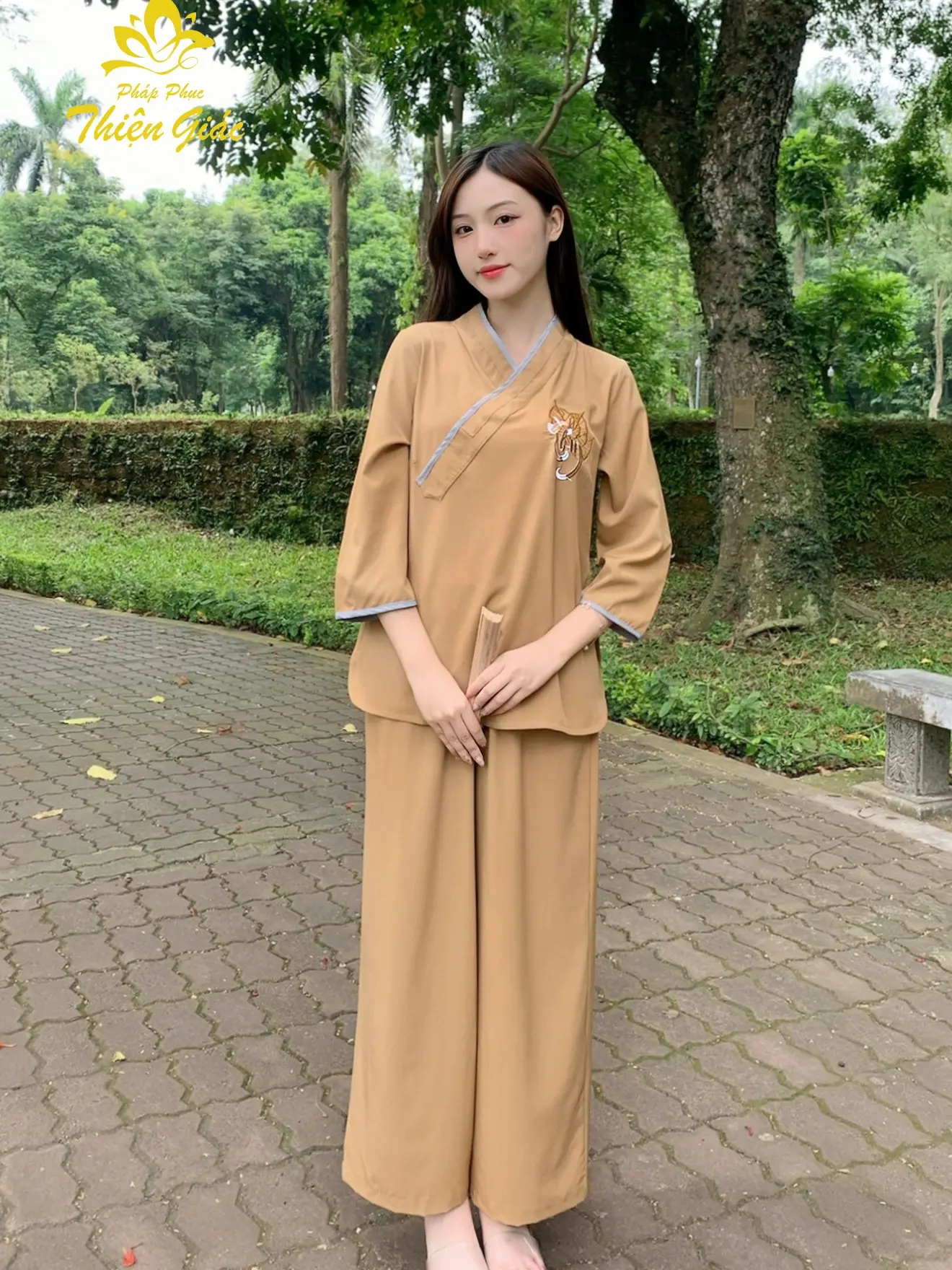 Set pháp phục Huyền Trang đi chùa, chất liệu lụa trượt cao cấp mềm mại, thoáng mát, họa tiết thêu thủ công tinh tế, thiết kế kín đáo trang nghiêm