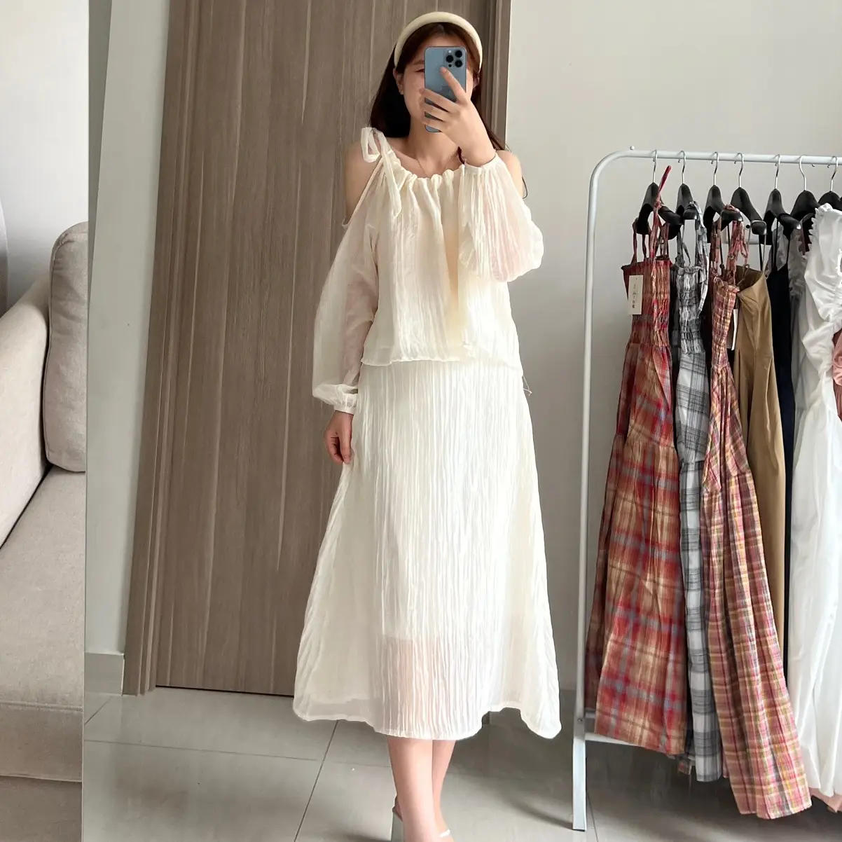 Set áo cổ yếm xẻ vai kèm chân váy voan tơ dài