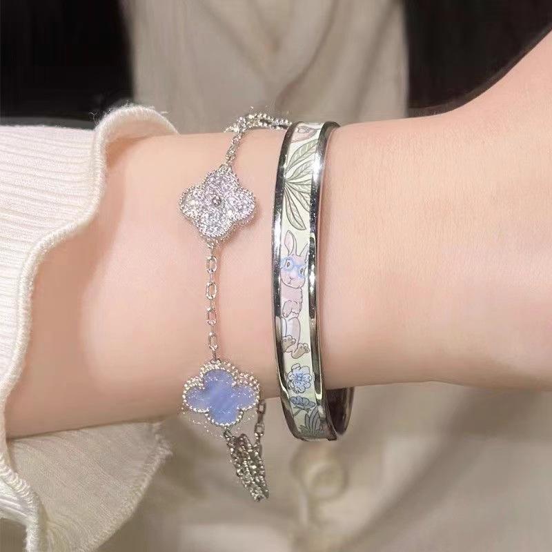 Product Introduction of Super Sparkling Clover Bracelet for Women's Ins, Light Luxury, niche, Personalized, Versatile Handpiece 4