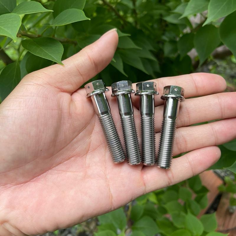 Ốc Titan 10x50 ( Có G Định Tâm )  Gắn heo Brembo M40 , M50 , K40 , K50 . Được gia công bằng chất liệu Titan phôi Sịn . Tác dụng giúp siết vào cố định pas và heo ko bị lệch .. Đọc Mô Tả Trước Khi Mua Phụ Kiện Phụ Tùng