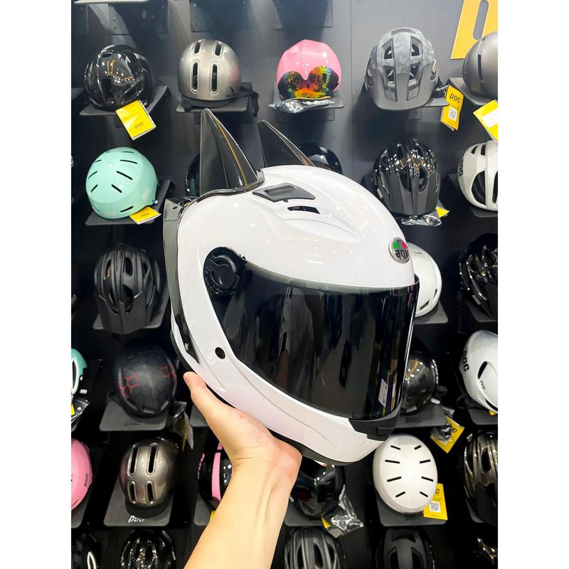 Nón bảo hiểm AGU trắng bóng gắn sừng batman và đuôi gió 2025 Helmet