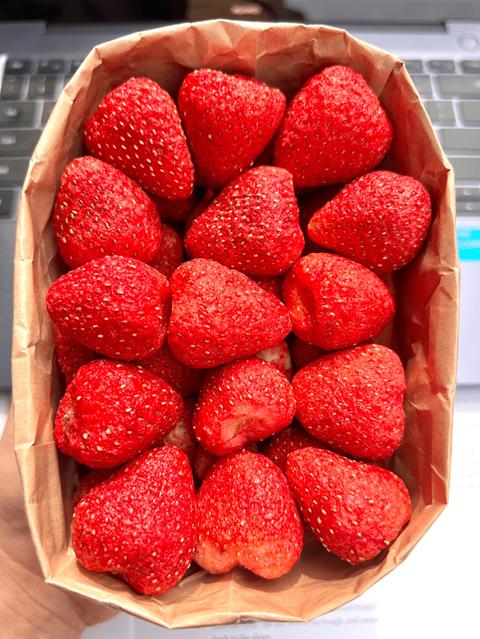 [V01] Dâu Tây Sấy Giòn Thăng Hoa Túi 50g 100g 200g 500g Tulafarm Ăn Vặt Đà Lạt Ngon Miệng Chua Ngọt Dễ Ăn,Snack Thực Phẩm Ăn Liền Food Thức Ăn Snack