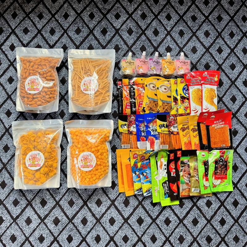 Combo 4 món ăn vặt snack đùi gà phô mai, snack khoai tây que ngó sen, snack ốc vừng, snack nui chiên cay kèm theo 30 gói snack que cay mix vị và 5 nước sữa chua trái cây Ăn vặt A Long Foods