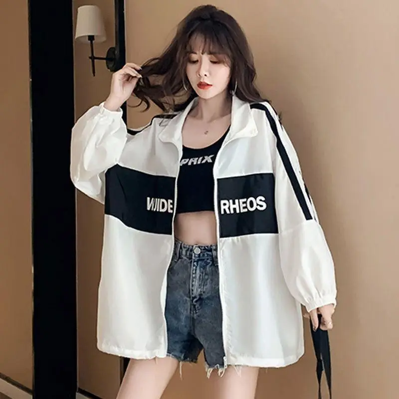 เสื้อแจ็คเก็ตกันแดดสำหรับผู้หญิง สไตล์ฤดูร้อน อินเทรนด์และอเนกประสงค์ สไตล์ Ins ทรงหลวม มีสไตล์ แขนยาว เสื้อโค้ทบาง ใหม่ในปี 2025