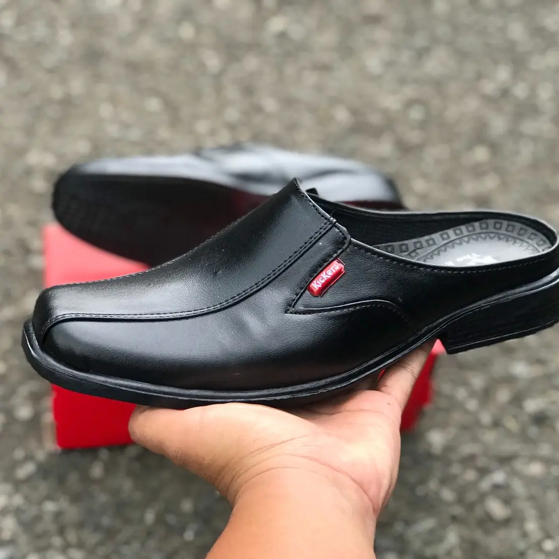 sandal slop terbaru size ready 39-43 warna hitam dan coklat free kaos kaki dan free box Luar Ruang Musim panas Shoes Pria Karet Selop