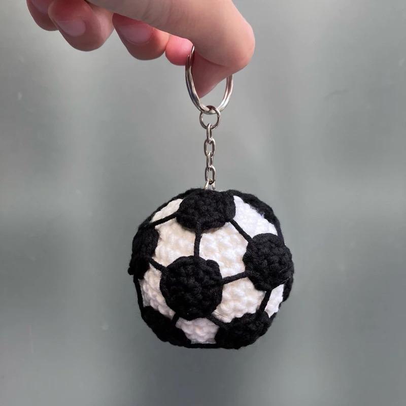 Móc khoá bóng đá bằng len dễ thương 0