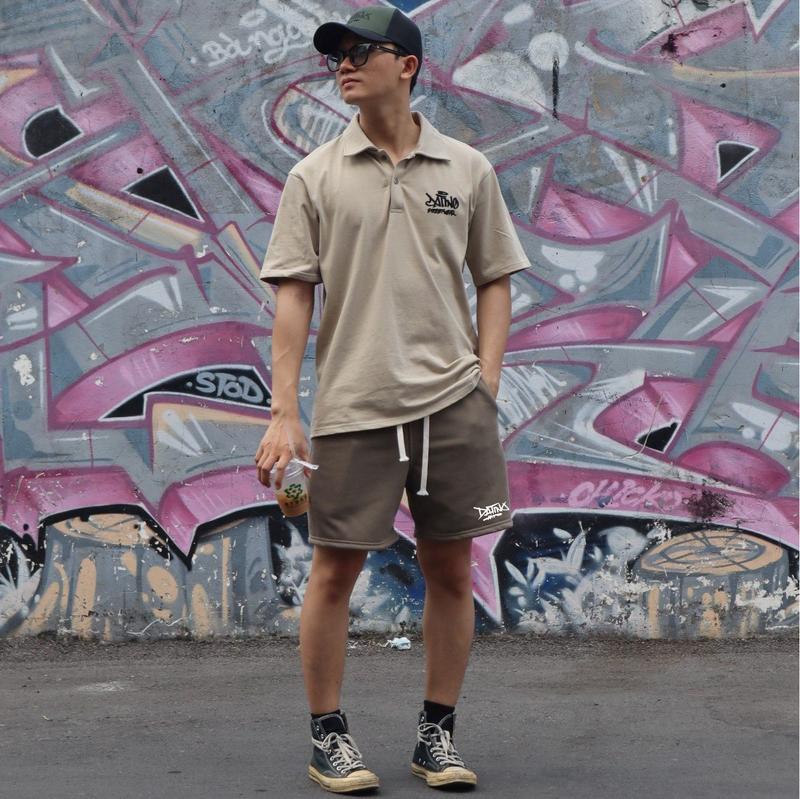 Product Introduction of Quần short nam nữ thun chân cua DATINO Signature cotton da cá chất dày dặn, form rộng mặc trên gối Unisex Menswear 14