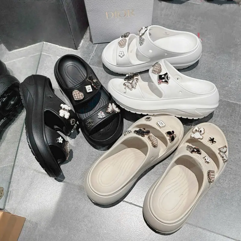 Dép sandanl bánh mì cao 5 phân kèm charm ( Mang được 2 kiểu , mang dép thì tháo quay ra , Đi tăng 1 size ) DéP giày 2