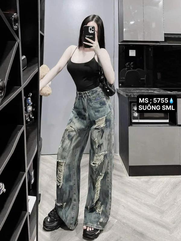 QUẦN JEAN ỐNG RỘNG NỮ LƯNG CAO RÁCH CÀO HAI ĐẦU GỐI KÈM VỆT SƠN MÀU XANH ĐẬM CÁ TÍNH PHÁ CÁCH CỰC HOT HIT