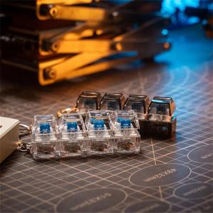 ストレス解消メカニカルキーボードおもちゃ、LEDライト付きクリスタルキーキャップ、透明デザイン、ポータブルキーボードキーチェーンアクセサリー