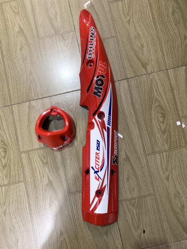  ỐP pô và chụp đích pô xe EXCITER 150 màu đỏ trắng mẫu xoắn Nhãn Dán 