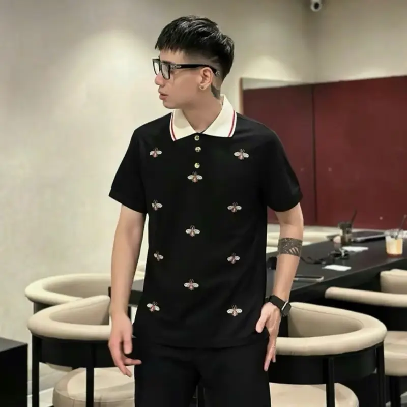 Áo phông PoLo hoạ tiết thêu hình ong , phối đen trắng  chất liệu cottong gai đơn giản  form chuẩn . 3