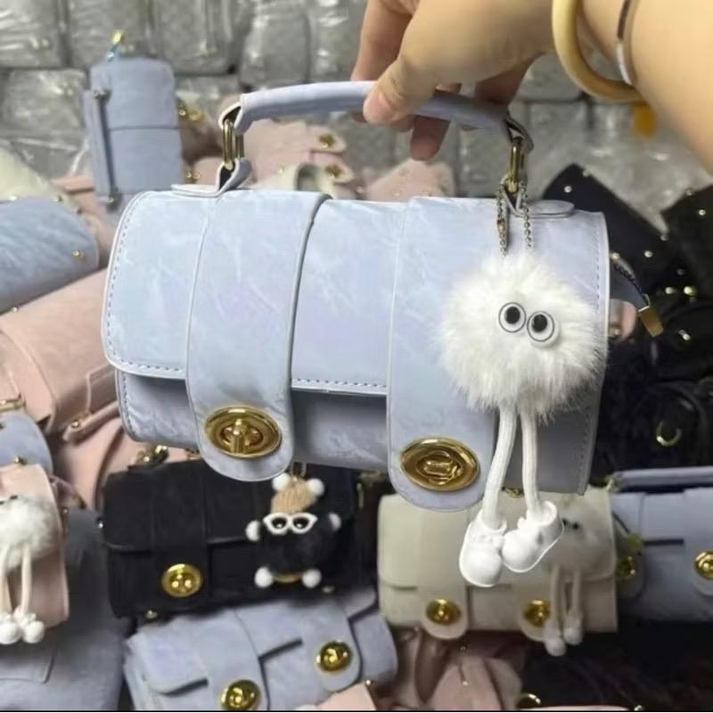 ￼Túi Xách Nữ Cầm Tay Đeo Chéo 2 Dải Da Nhung Kèm Móc Treo Gấu Xinh Xắn Bag Kem 6