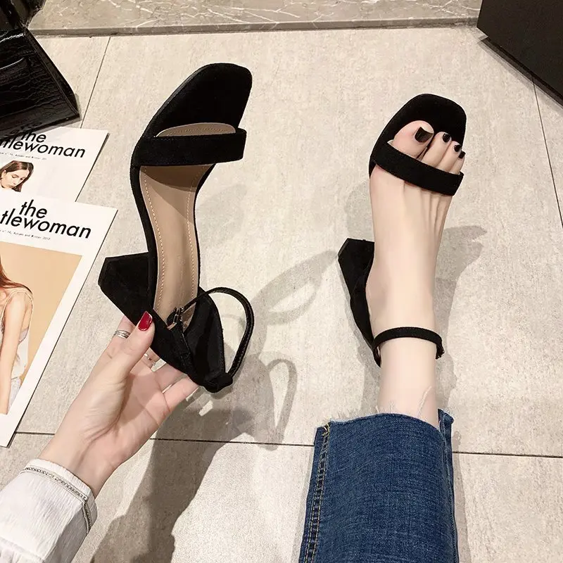 (có sẵn)Giày sandal cao gót big size nữ 40 41 42 43 quai ngang thời trang màu đen gót vuông mũi vuông cao 7 phân DéP Shoes 2